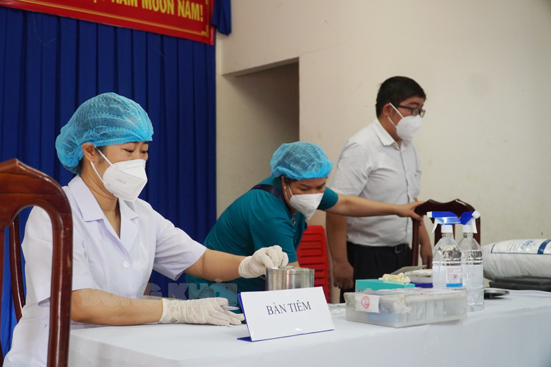 Chủ động tiêm mũi 3 vắc-xin Covid-19 để phòng bệnh cho trẻ Cán bộ y tế thực hiện nhiệm vụ tiêm chủng.