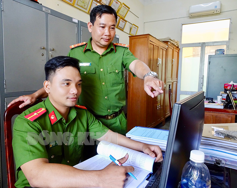 Đại úy Lê Thanh Phong trao đổi nghiệp vụ với đồng đội.