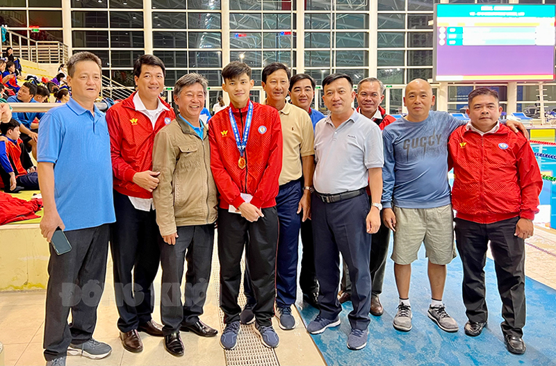 Lãnh đạo Sở VH,TT&DL thưởng nóng cho VĐV Phạm Thanh Bảo vừa xuất sắc đạt chiếc HC vàng đầu tiên tại Đại hội. Ảnh: CTV