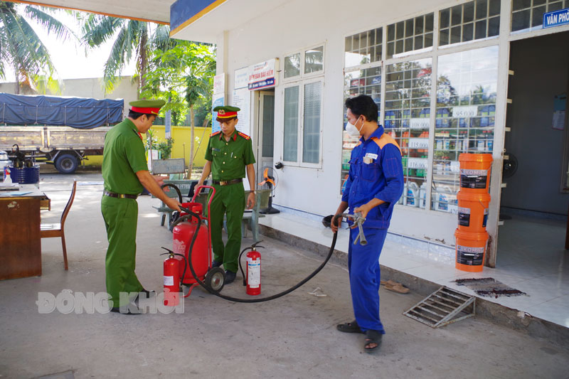 Lực lượng Cảnh sát phòng cháy, chữa cháy kiểm tra một trạm xăng dầu trên địa bàn huyện Giồng Trôm.