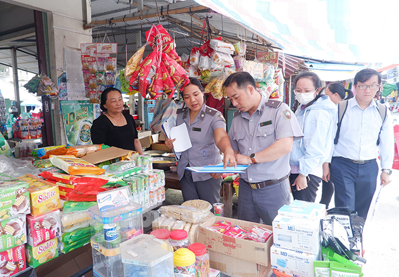 Kiểm tra các hộ sản xuất, kinh doanh, buôn bán tại chợ Giồng Luông, xã Đại Điền.       