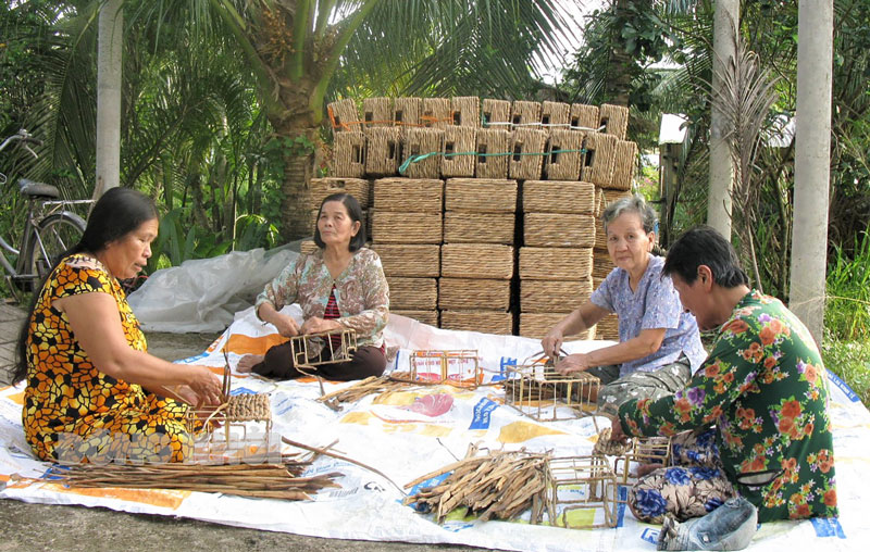 Phụ nữ địa phương đan hàng thủ công mỹ nghệ bằng chất liệu sợi lục bình.