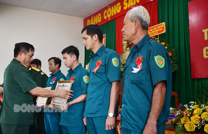 Trao bằng khen cho các điển hình tiên tiến.