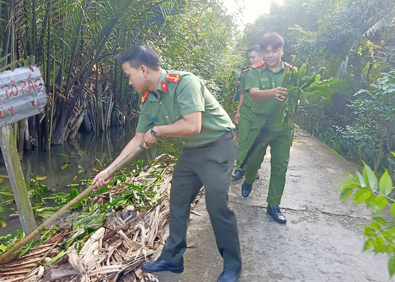 Các lực lượng đã tiến hành khơi thông dòng chảy kênh nội đồng và phát quang bụi rậm.