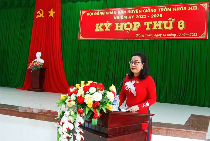 Bí thư Huyện ủy - Chủ tịch HĐND huyện Nguyễn Trúc Hạnh phát biểu tại kỳ họp. Ảnh: Huỳnh Lâm.