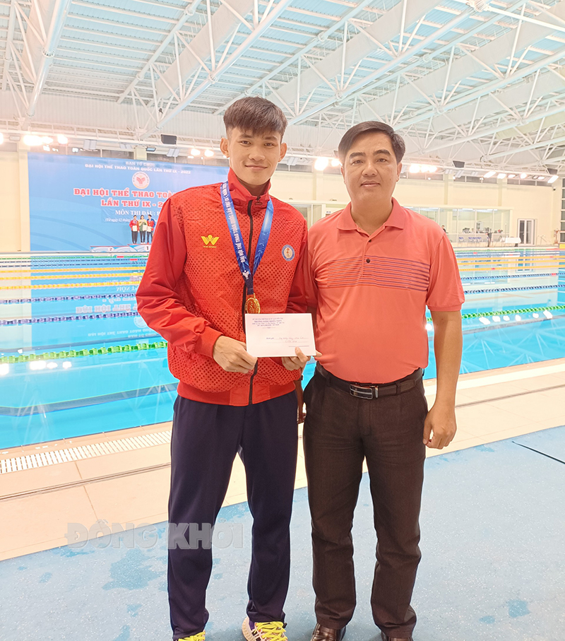 Đại diện Trường Năng khiếu Thể dục thể thao Bến Tre trao thưởng cho VĐV Phạm Thanh Bảo đã xuất sắc đạt chiếc HC vàng thứ hai tại đại hội. Ảnh: Trường Năng khiếu TDTTT.