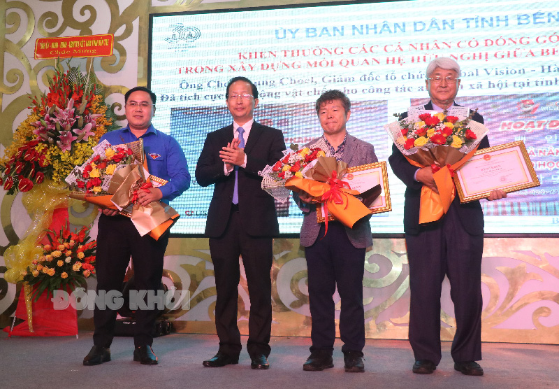 Họp mặt kỷ niệm 30 năm Ngày thiết lập quan hệ ngoại giao Việt Nam - Hàn Quốc Trao bằng khen của UBND tỉnh cho các tập thể, cá nhân có thành tích.