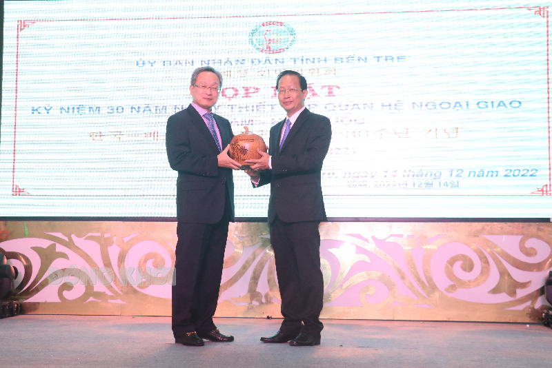 Họp mặt kỷ niệm 30 năm Ngày thiết lập quan hệ ngoại giao Việt Nam - Hàn Quốc UBND tỉnh trao quà lưu niệm cho Phó tổng Lãnh sự, Tổng Lãnh sự quán Hàn Quốc Kwon Sun Chil.