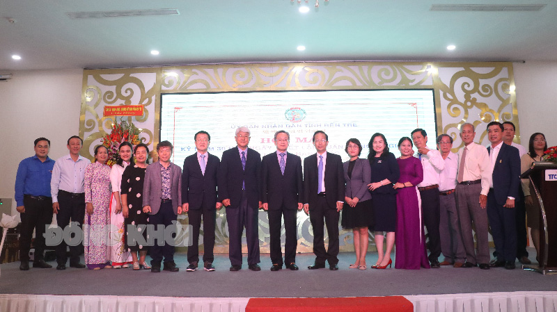 Họp mặt kỷ niệm 30 năm Ngày thiết lập quan hệ ngoại giao Việt Nam - Hàn Quốc Đại biểu chụp ảnh lưu niệm tại buổi họp mặt.