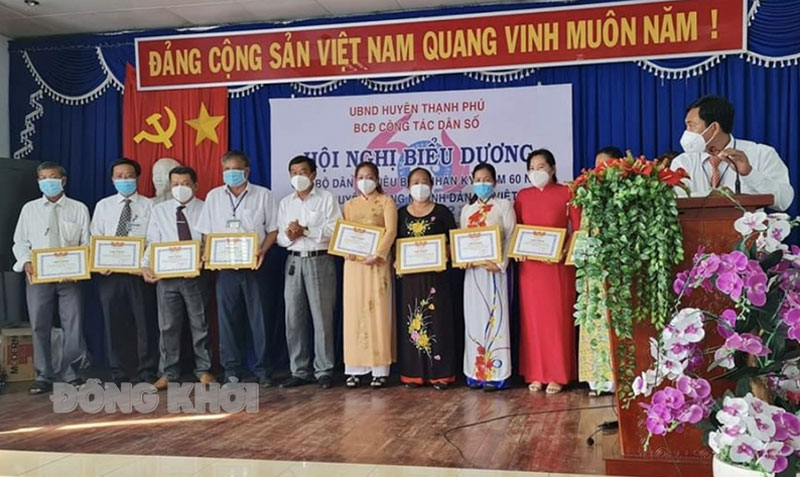 Hội nghị biểu dương cộng tác viên dân số nhân Ngày Dân số Việt Nam tại huyện Thạnh Phú. Ảnh: CTV