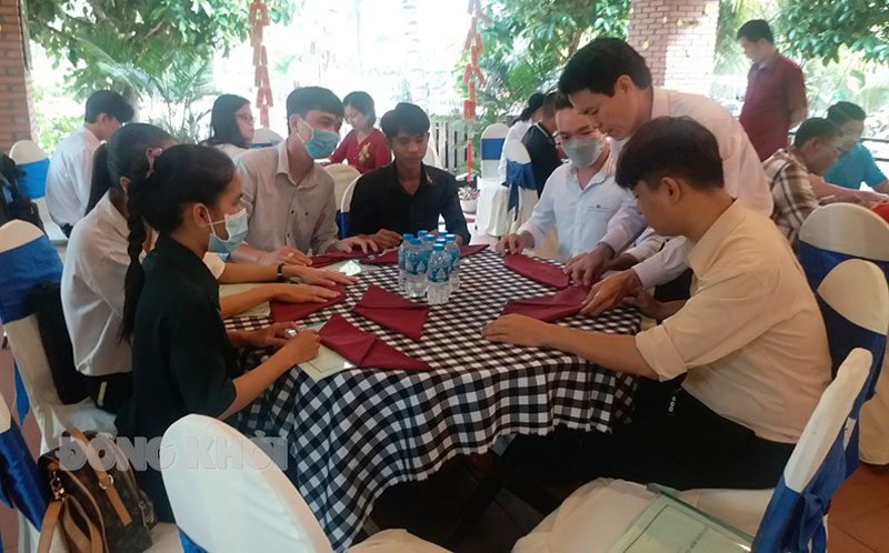 Học viên tham gia lớp tập huấn kỹ năng đón tiếp, phục vụ du khách tại Chợ Lách.