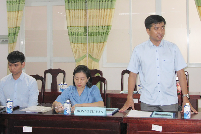 Đại diện công ty CEW trình bày thực trạng về môi trường tại các KCN, CCN và làng nghề ở Bến Tre.