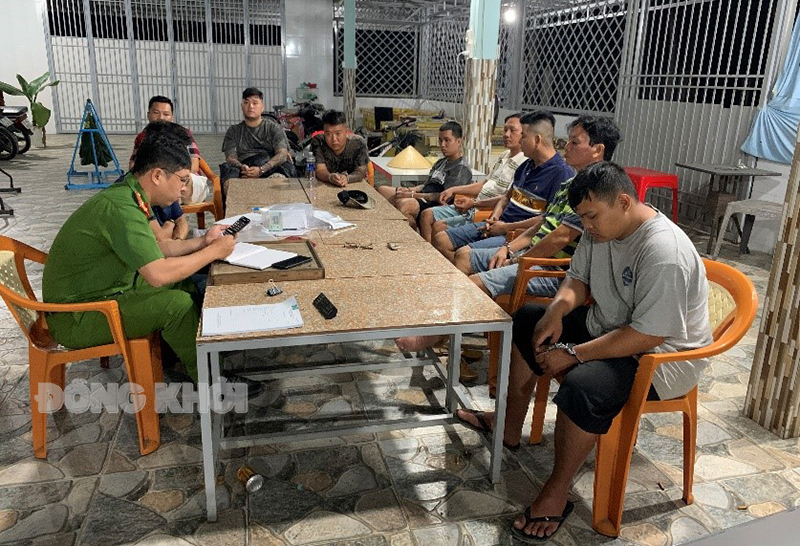 Các con bạc tại hiện trường. Ảnh: Phúc Minh.