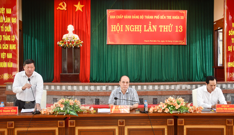 Chủ trì hội nghị.