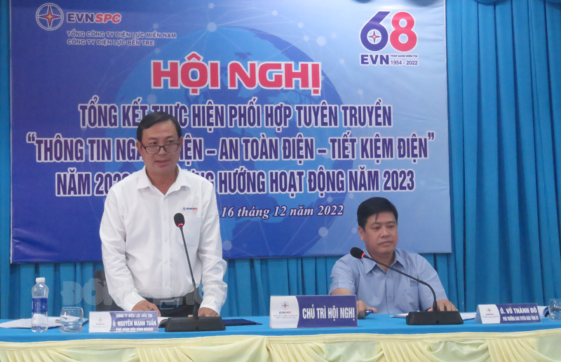 Tổng kết thực hiện phối hợp tuyên truyền thông tin ngành điện Phó giám đốc kinh doanh Công ty Điện lực Bến Tre Nguyễn Mạnh Tuấn phát biểu tại hội nghị.