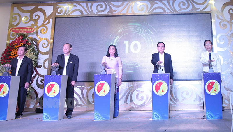 Khai mạc Ngày hội Đổi mới sáng tạo tỉnh Bến Tre năm 2022 Lãnh đạo tỉnh và HĐTV Khởi nghiệp và Phát triển DN tỉnh bấm nút khai mạc ngày hội.