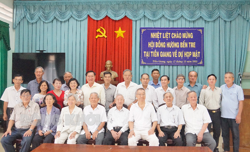 Họp mặt Hội đồng hương Bến Tre tại Tiền Giang mừng Xuân 2023 Bà con đồng hương Bến Tre chụp ảnh lưu niệm tại buổi họp mặt HĐH Bến Tre tại tỉnh Tiền Giang.