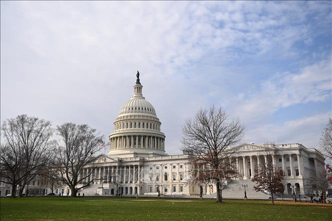 Tổng thống Mỹ J.Biden ký ban hành luật ngăn chính phủ đóng cửa Tòa nhà Quốc hội Mỹ tại Washington, DC. Ảnh: AFP/TTXVN