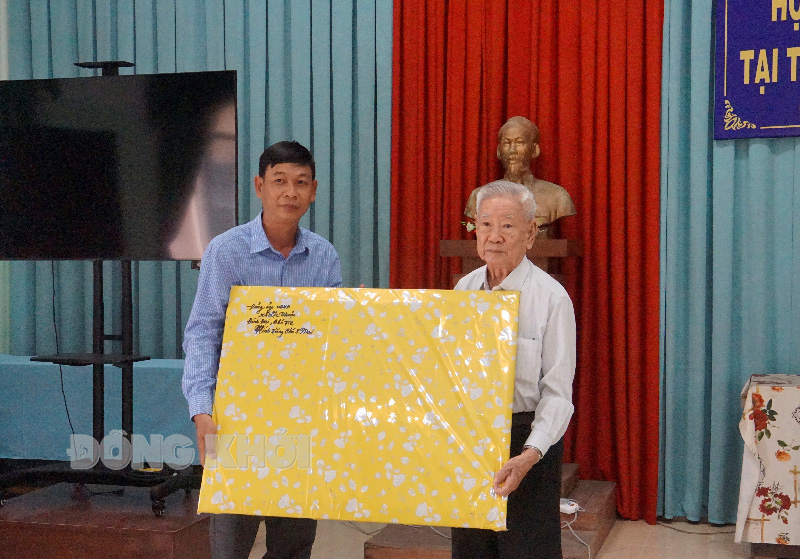 Họp mặt Hội đồng hương Bến Tre tại Tiền Giang mừng Xuân 2023 Đại diện Đảng ủy, UBND xã Lộc Thuận, huyện Bình Đại tặng quà lưu niệm cho HĐH Bến Tre tại Tiền Giang.