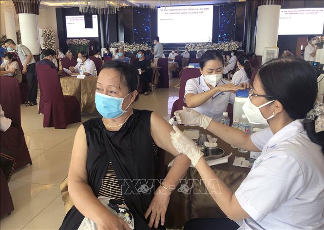 Cả nước có thêm 319 ca mắc mới COVID-19 trong ngày 17-12-2022 Tiêm vaccine phòng COVID-19 cho người dân. Ảnh: TTXVN
