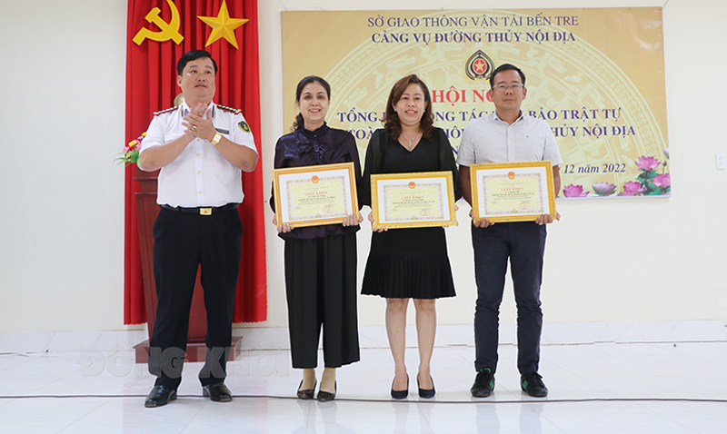 Ban ATGT tỉnh tặng giấy khen cho 3 cá nhân.