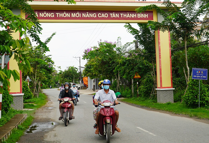 Tuyến đường vào trụ sở xã nông thôn mới nâng cao Tân Thành Bình. Ảnh: Phan Hân