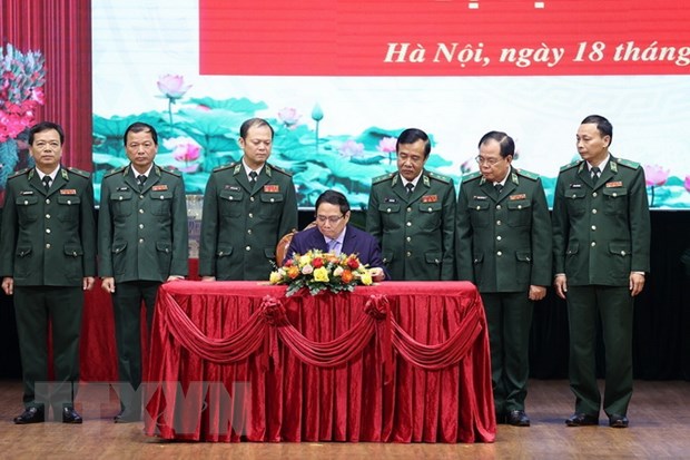Thủ tướng Phạm Minh Chính viết sổ lưu niệm khi đến thăm và làm việc với Bộ Tư lệnh Bộ đội Biên phòng. Ảnh: Dương Giang/TTXVN