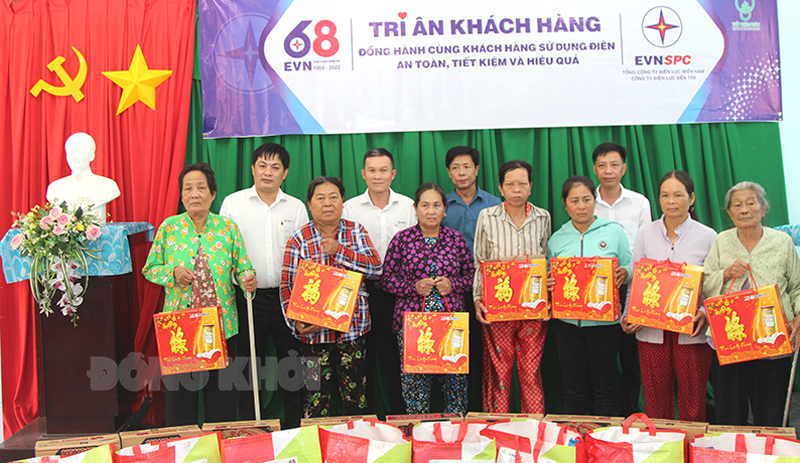 Điện lực huyện Thạnh Phú đồng hành chia sẻ cùng khách hàng và hộ nghèo Đại diện lãnh đạo Điện lực Thạnh Phú và chính quyền địa phương tặng quà cho hộ nghèo, gia đình khó khăn.