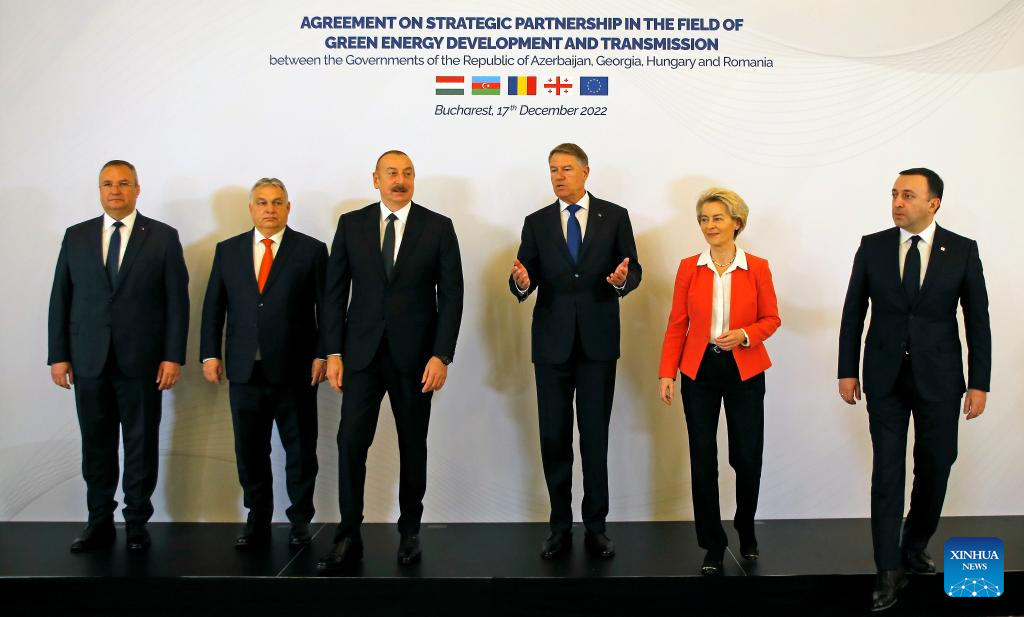 Từ trái sang: Thủ tướng Romania Nicolae Ciuca, Thủ tướng Hungary Viktor Orban, Tổng thống Azerbaijan, Ilham Aliyev, Tổng thống Romania Klaus Iohannis, Chủ tịch Ủy ban châu Âu Ursula von der Leyen và Thủ tướng Gruzia Irakli Garibashvili trong lễ ký kết thỏa thuận liên chính phủ về tuyến cáp điện Biển Đen. Ảnh: Xinhua