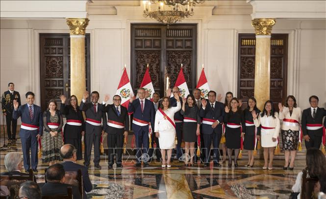 Tổng thống Peru thay thế thủ tướng trong nỗ lực cải tổ Nội các Tân Tổng thống Dina Boluarte (giữa, hàng đầu) tuyên thệ nhậm chức cùng các thành viên nội các mới, tại Lima, ngày 10-12-2022. Ảnh: AFP/TTXVN