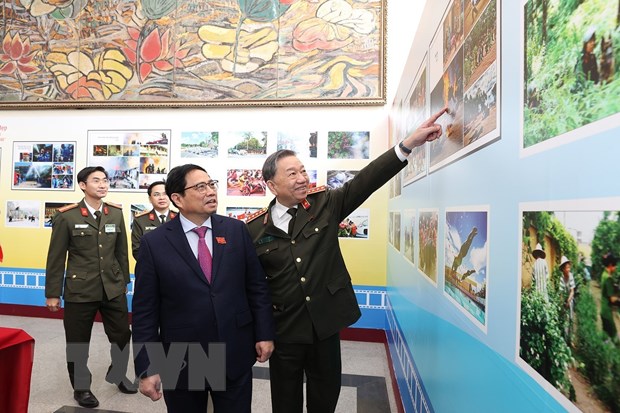 Xây dựng người công an nhân dân có trái tim nóng, cái đầu lạnh Thủ tướng Phạm Minh Chính và Đại tướng Tô Lâm, Bộ trưởng Bộ Công an xem trưng bày ảnh về các hoạt động của lực lượng công an. Ảnh: Dương Giang/TTXVN