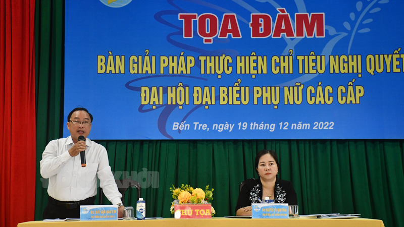 Chủ trì buổi tọa đàm.