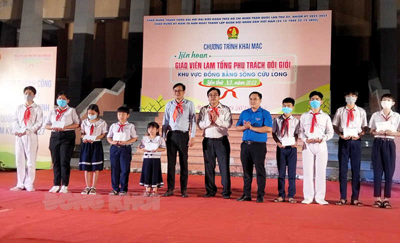 Trao học bổng cho học sinh có hoàn cảnh khó khăn trên địa bàn TP. Bến Tre.