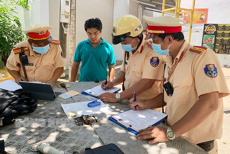 Qua 1 tháng tổng kiểm tra, xử lý vi phạm về nồng độ cồn Lực lượng cảnh sát giao thông tuần tra, kiểm soát trên tuyến quốc lộ 60. Ảnh: Thảo Giang