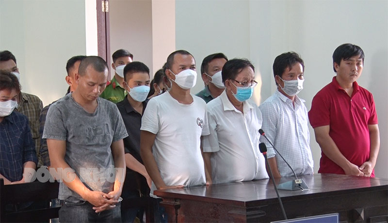 Các bị cáo trong vụ đánh bạc tại xã Tân Thanh Tây (Mỏ Cày Bắc) nghe tòa tuyên án. Ảnh: Thanh Nhã