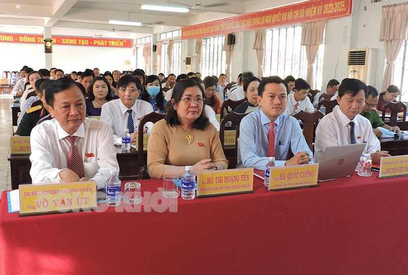 Phó bí thư Thường trực Tỉnh ủy - Chủ tịch HĐND tỉnh Hồ Thị Hoàng Yến tham dự kỳ họp.