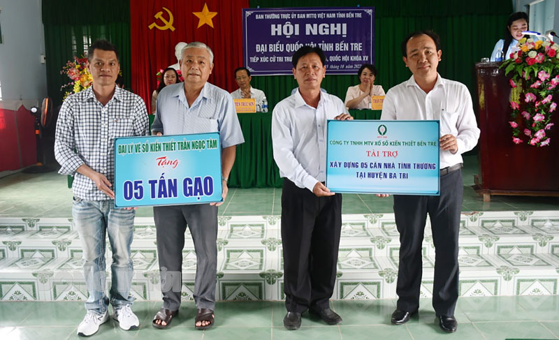 Kinh doanh hiệu quả, gắn kết làm công tác an sinh xã hội Chủ tịch kiêm Giám đốc Công ty TNHH MTV Xổ số kiến thiết Bến Tre Trần Thanh Tuấn (bìa phải) trao nhà tình thương tại huyện Ba Tri.