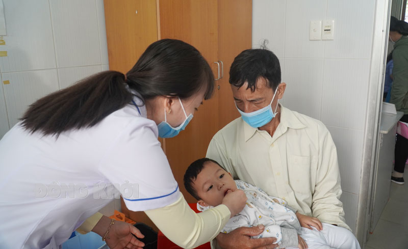 Cán bộ y tế Trạm Y tế xã Phú Hưng (TP. Bến Tre) cho trẻ uống Vitamin A.