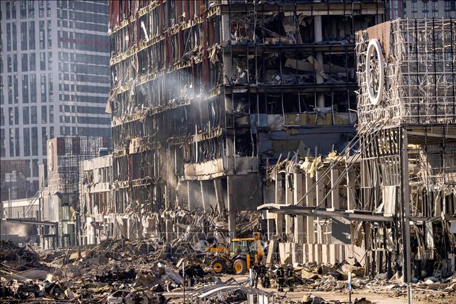 Những toà nhà bị phá huỷ trong xung đột tại tại phía Bắc thủ đô Kiev, Ukraine ngày 21-3-2022. Ảnh: AFP/TTXVN