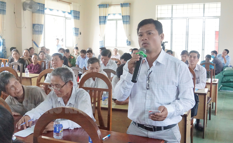 Cử tri xã Thành Thới A nêu các vấn đề quan tâm với đại biểu HĐND tỉnh, huyện.