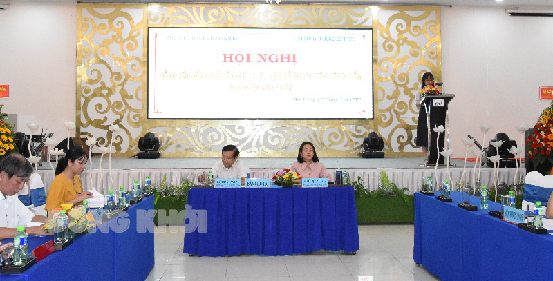 Phó giám đốc Sở Công Thương Trần Văn Đấu và Phó cục trưởng Cục Công Thương địa phương Đỗ Thị Minh Trâm chủ trì hội nghị.