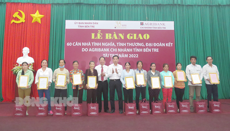 Trao quyết định bàn giao nhà cho các hộ dân.