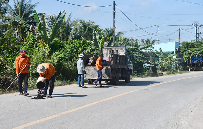 Tập trung các giải pháp đảm bảo trật tự an toàn giao thông Dặm vá tuyến đường ở xã An Khánh, huyện Châu Thành để đảm bảo an toàn giao thông trong dịp Tết 2023.
