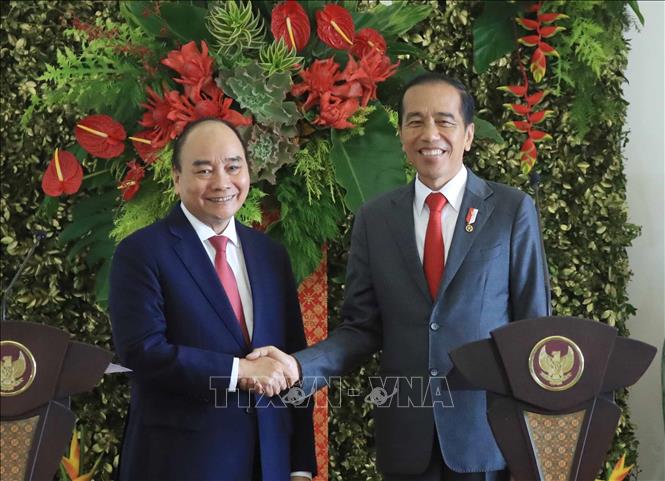Việt Nam, Indonesia nhất trí sớm đưa kim ngạch thương mại song phương đạt 15 tỷ USD Chủ tịch nước Nguyễn Xuân Phúc và Tổng thống Indonesia Joko Widodo tại buổi gặp gỡ báo chí. Ảnh: Thống Nhất/TTXVN