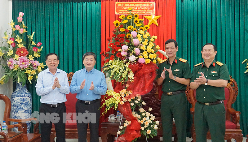 Ủy viên Trung ương Đảng - Bí thư Tỉnh ủy Lê Đức Thọ và Chủ tịch UBND tỉnh Trần Ngọc Tam chúc mừng Bộ CHQS tỉnh.