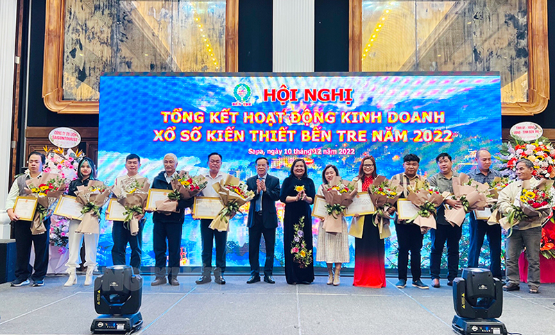 Kinh doanh hiệu quả, gắn kết làm công tác an sinh xã hội Phó bí thư Thường trực Tỉnh ủy - Chủ tịch HĐND tỉnh Hồ Thị Hoàng Yến và Chủ tịch UBND tỉnh Trần Ngọc Tam - trao bằng khen của UBND tỉnh cho các Đại lý vé số kiến thiết Bến Tre có nhiều đóng góp tiêu biểu trong năm 2022.