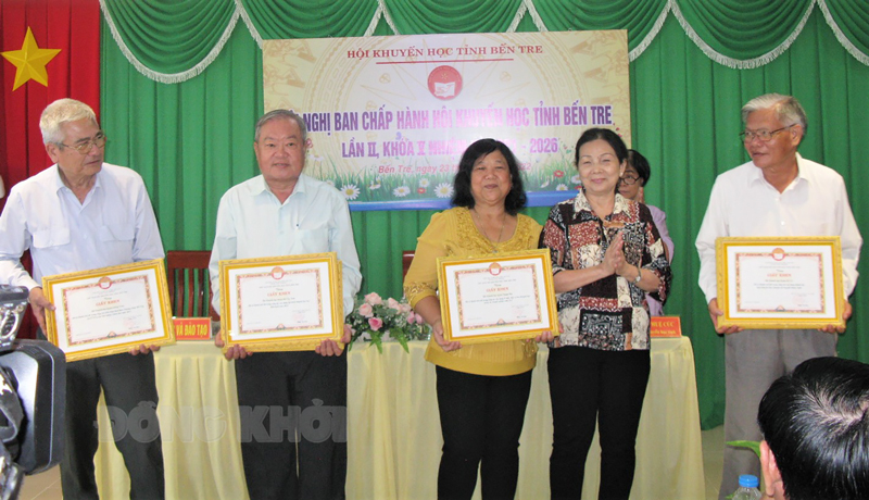 Hội nghị Ban Chấp hành Hội Khuyến học tỉnh lần thứ II, khóa V, nhiệm kỳ 2021-2026 Hội Khuyến học trao tặng những phần thưởng cao quí cho tập thể và cá nhân có nhiều đóng góp tích cực trong công tác Hội.