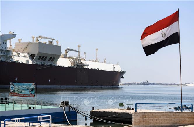 Tàu thuyền qua kênh đào Suez, Ai Cập. Ảnh: AFP/TTXVN