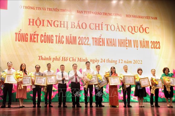 [Chú thích ảnh] Trưởng Ban Tuyên giáo Trung ương Nguyễn Trọng Nghĩa và Chủ tịch Hội Nhà báo Việt Nam Lê Quốc Minh trao bằng khen cho các tập thể có thành tích xuất sắc trong công tác báo chí năm 2022. Ảnh: Thu Hương/TTXVN