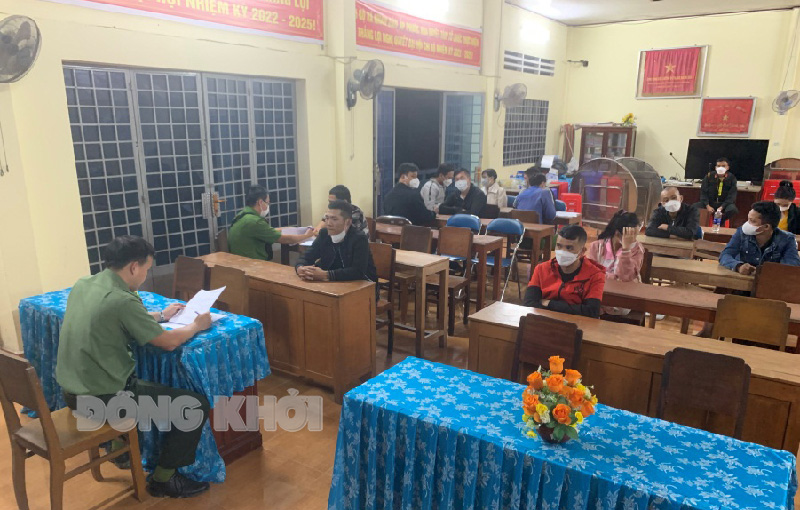 Các đối tượng có liên quan tại cơ quan công an. Ảnh: Quang Duy.